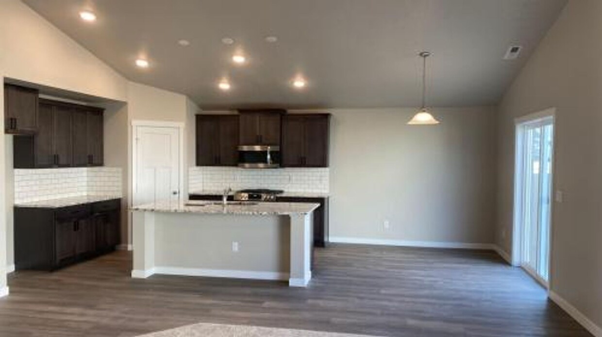 Foto del edificio - Don't Miss Out: Your Next Home in Nampa 4 ...