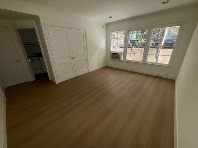 Foto del edificio - 346 N Palm Dr