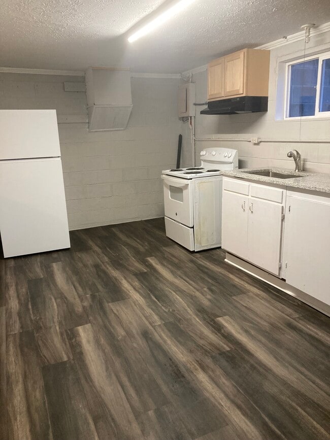 Building Photo - 220 Apartments