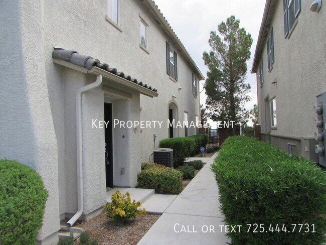 Building Photo - 2 BEDROOM 2 BATH TOWN-HOME WITH 1 CAR GARA...