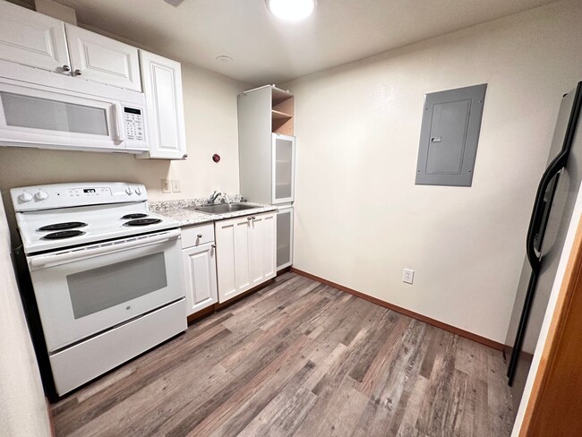 Building Photo - 2 bedroom, 1 bath Lower Apartment near Lan...