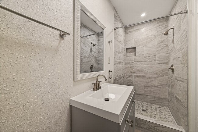 Foto del edificio - 14022 Rosecrest Dr