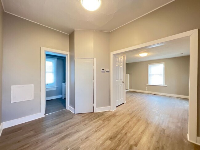 Foto del edificio - Home on Steele: New Year, New Home: 50% Of...
