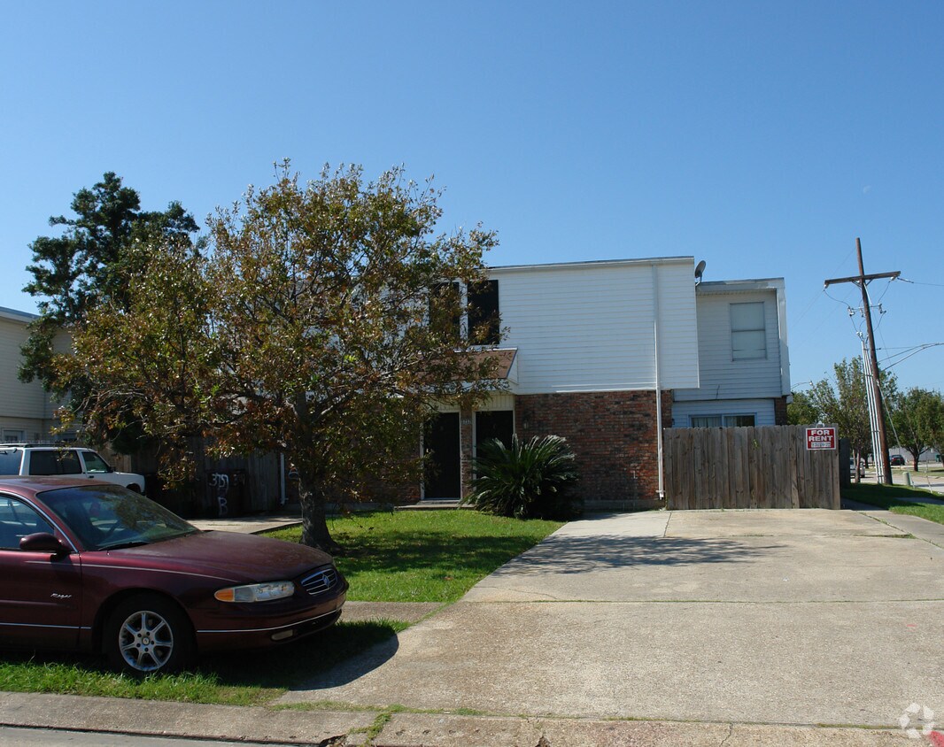 Primary Photo - 3757 Martinique Ave