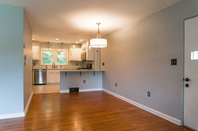 Foto del edificio - Beautiful Three-Bedroom with Fenced Yard i...