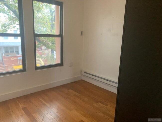 Foto del edificio - 342 E 9th St