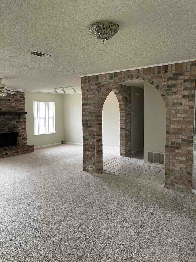 Building Photo - 12081 Longwood Dr