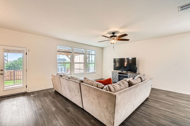 Building Photo - Convenient to Lackland!