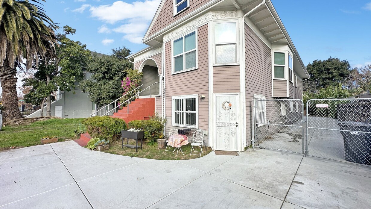 Well-maintained, Charming duplex – 3bd 2ba Upper-Level Unit - Well-maintained, Charming duplex – 3bd 2ba Upper-Level Unit