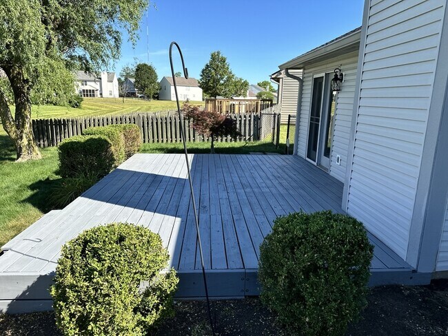 Building Photo - 722 Sweet Creek Dr