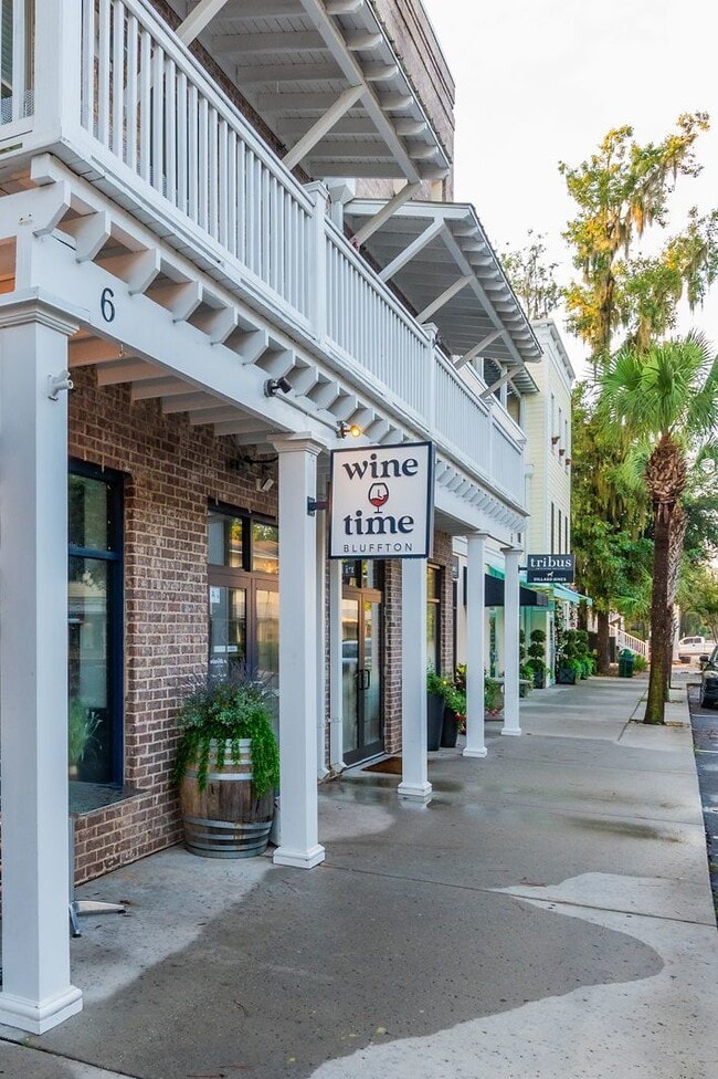 Building Photo - Downtown Living in The Heart of The Blufft...