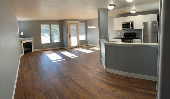 Building Photo - 754 NE Oak Pl