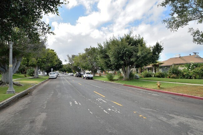 Foto del edificio - 7817 Emerson Ave