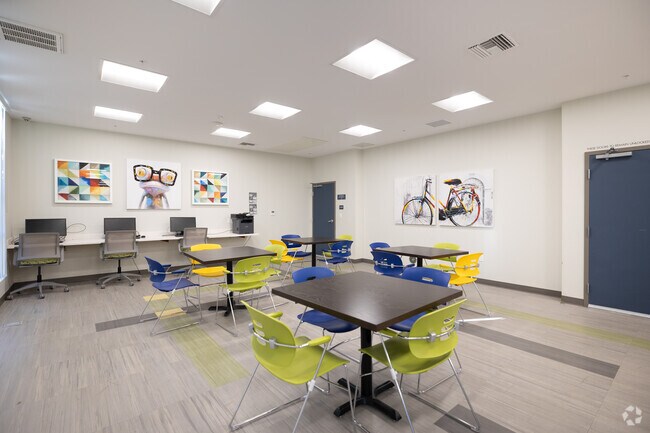 Sala de tareas - Courson Arts Colony - East