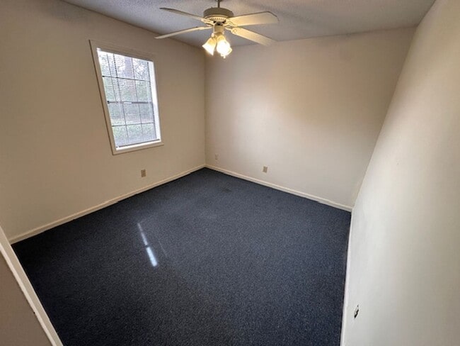 Building Photo - GREAT LOCATION  to DOWNTOWN AND CAMPUS