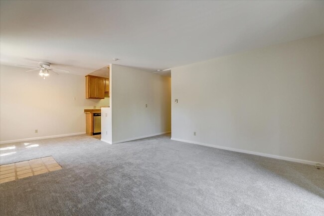 Building Photo - 2 Bedroom, 1 Bath, Upstairs Condo in the C...