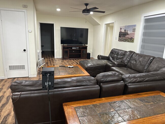 Foto del edificio - 4609 Elgin Ave