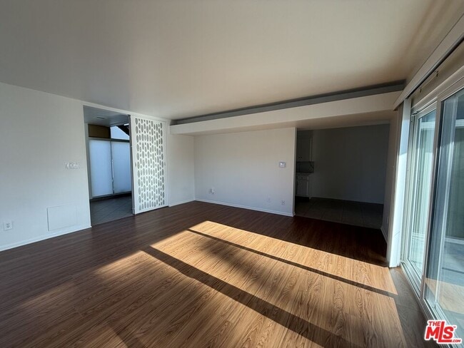 Foto del edificio - 7838 W Manchester Ave