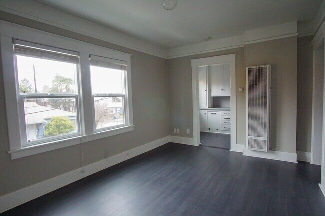 Building Photo - Top Floor Vintage Studio with Modern Renovations + ONE MONTH FREE!