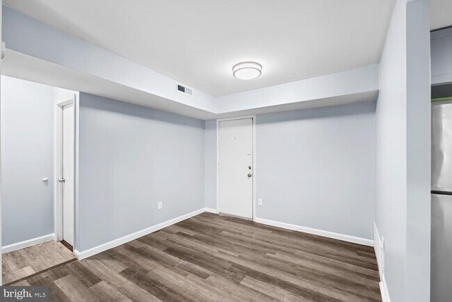 Foto del edificio - 7153 Donnell Pl