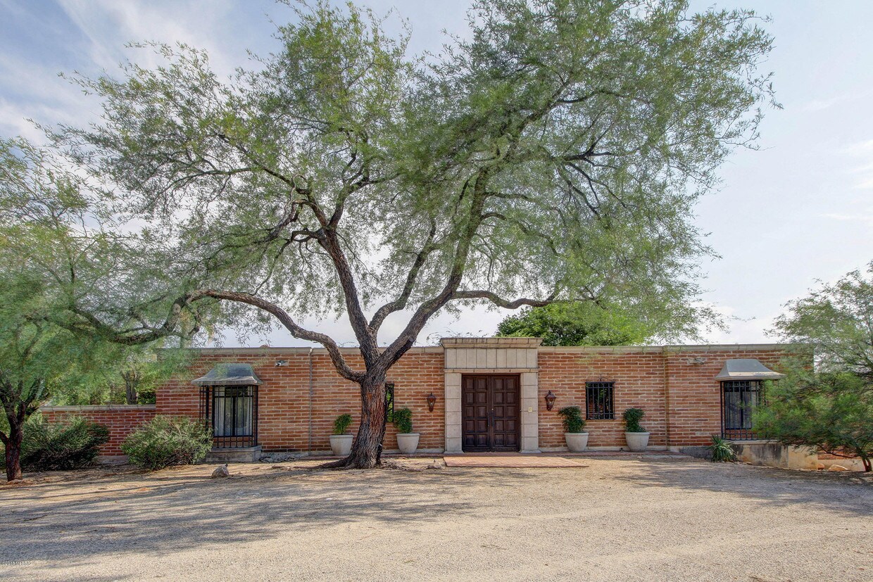 Primary Photo - 5350 E Camino Francisco Soza