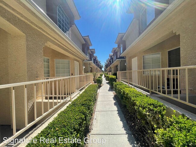 Building Photo - 3 br, 2.5 bath House - 1008 Nevada Sky St