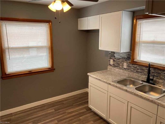 Foto del edificio - 6099 Ridge Rd