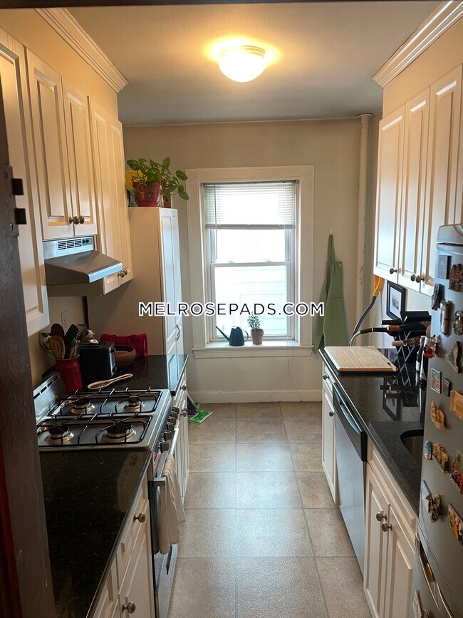 119 W Wyoming Ave Unit 3, Melrose, MA 02176 Room for Rent in Melrose