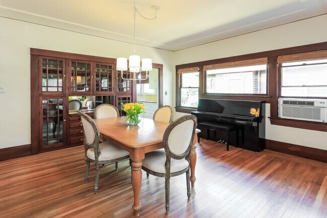 Foto del edificio - Furnished 1920 Craftsman Bungalow Available In The Dimond District!