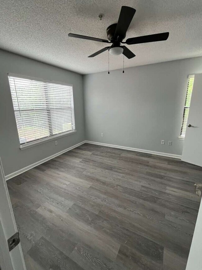 Foto del edificio - Cute 2 bedroom 1 bathroom condo! Freshly painted! New flooring!