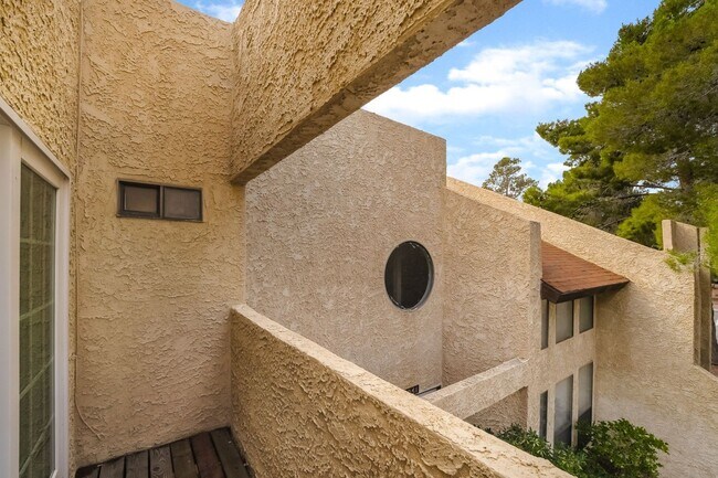 Foto del edificio - 2 Bedroom, 2.5 Bath Near Flamingo & Torrey Pines