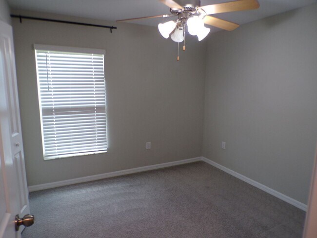 Building Photo - 4 Bedroom Home