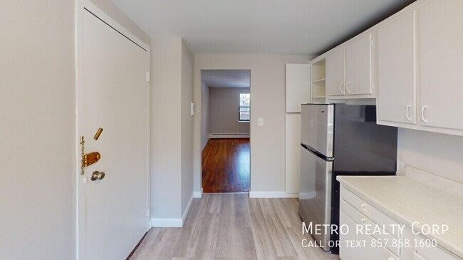 Foto del edificio - Charming 1-Bed in Brookline – Heat & Hot W...