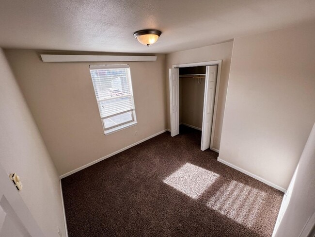 Building Photo - 2935 Aspen Dr