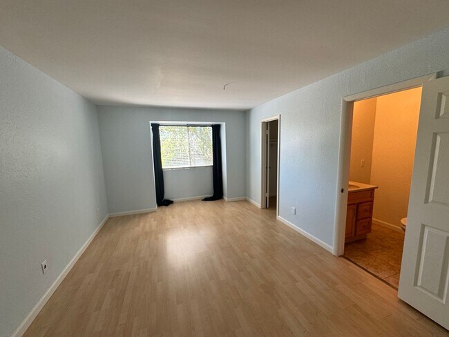 Building Photo - **ALL UTILITIES INCLUDED** GATED 1 BEDROOM...