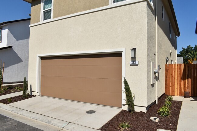Building Photo - 451 Peppercorn Dr