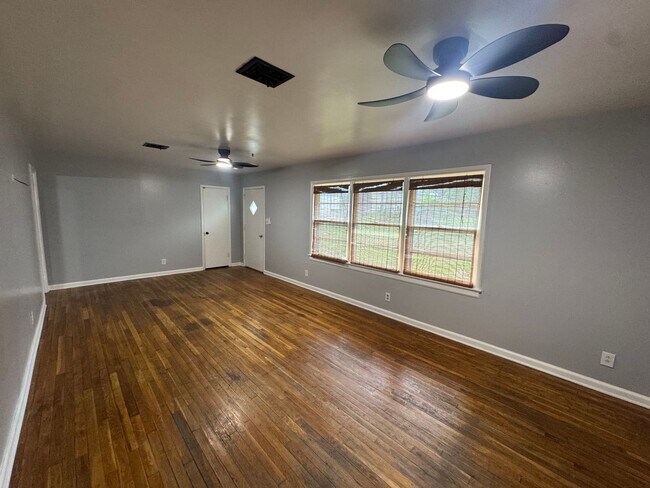 Building Photo - Forest Hills home with park access