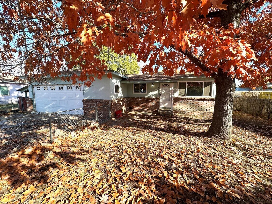 Foto principal - Three Bedroom, Two Bathroom Home in Susanv...