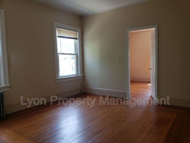 Foto del edificio - 107-109-109 Burgess Ave