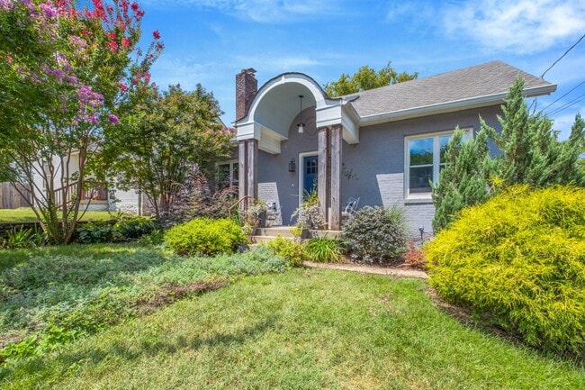 Foto del edificio - 3705 Burrus St