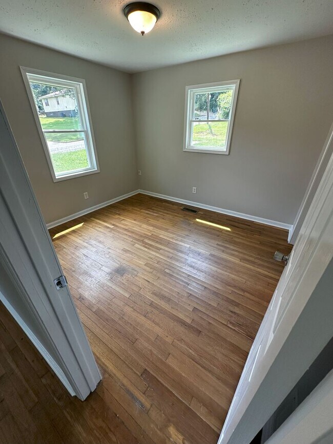 Building Photo - 3 Bedroom 1 Bath Home
