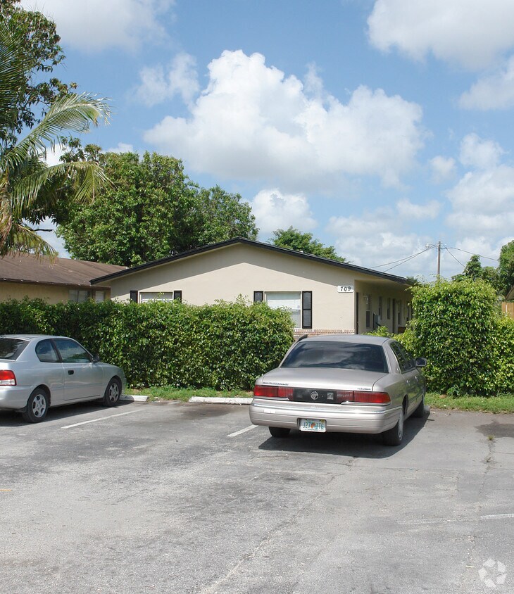 Building Photo - 709 SW 15th Ave