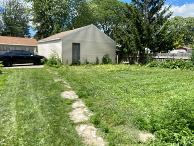 Building Photo - 5221 N 68th St