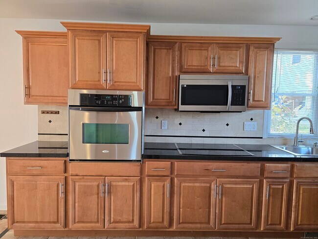 Building Photo - 321 River Rd