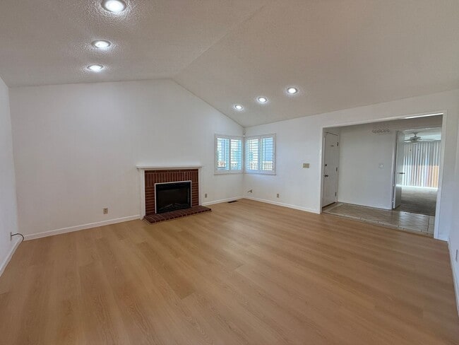 Building Photo - Cozy 3 Bedroom 2 Bath home located conveniently in San Jose