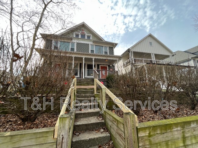 Building Photo - 1529 Sturm Ave