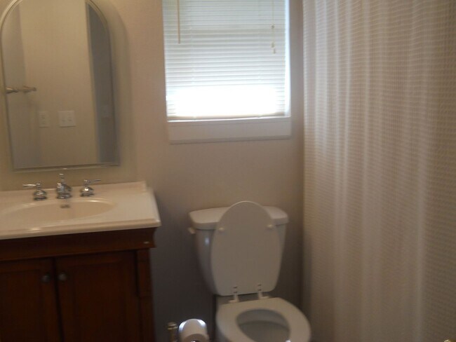 Building Photo - Spacious 3 bedroom house in Nixa!