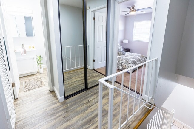 Foto del edificio - Whitman Villa Townhomes