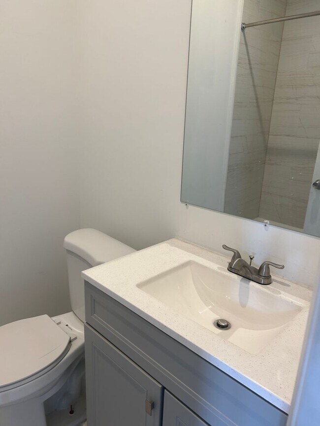 Building Photo - Beautiful 2 bedroom, 2 bathroom apt   (Sec 8 voucher 2  )