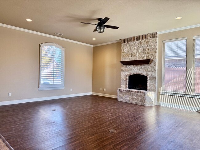 Building Photo - House For Rent